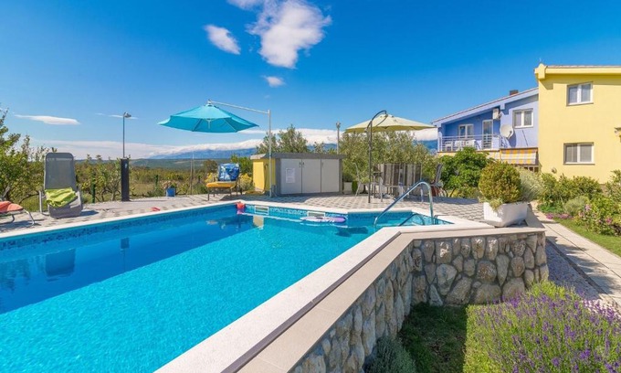 Podgradina Apartment | Spacious Apartment in Podgradina with Pool