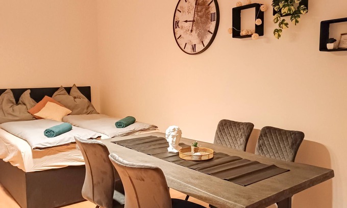 Favoriten Apartment | Spacious apartment near the main train station