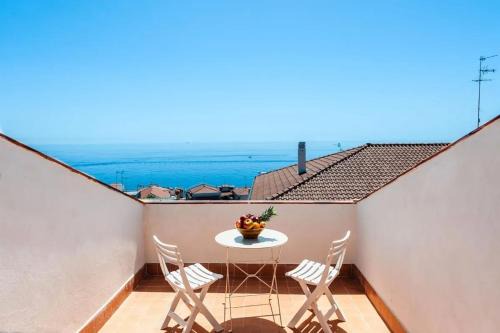 Aci Trezza Apartment | Spacious Apartment with Sea View in Aci Castello