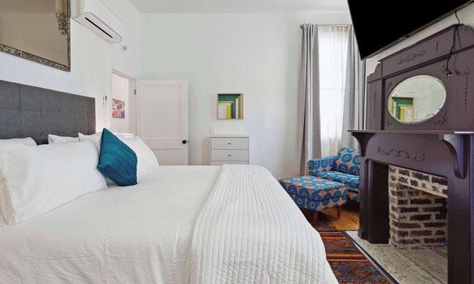 Cannonborough Elliotborough House | Spacious Apartment With Vibrant Style and Heated Pool