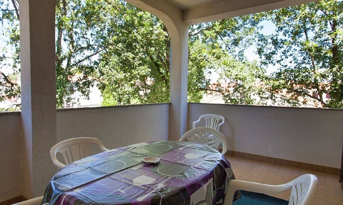 Vantacici Apartment | Spacious apartment with terrace and garden
