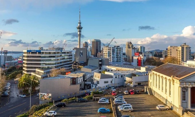 Newton Apartment | Spacious Apartment with Views and a car park