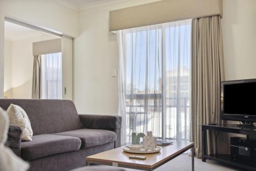 Northbridge Apartment | Spacious Apt in Northbridge with Pool