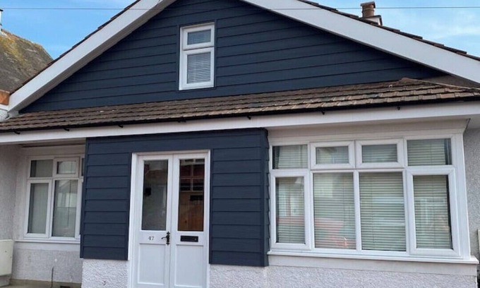 Bognor Regis House | Spacious beach bungalow, less than 5 minutes walk to the beach