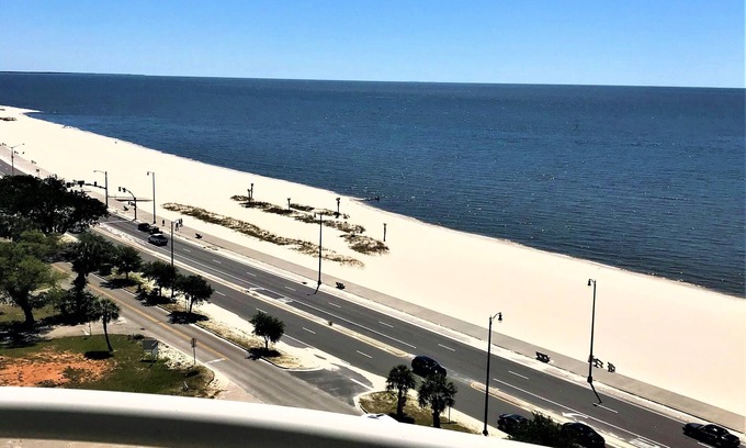 Gulfport Condo | Spacious Beachview End Unit in Legacy Tower 1 -1001 - 3 bedroom 3 bath condo