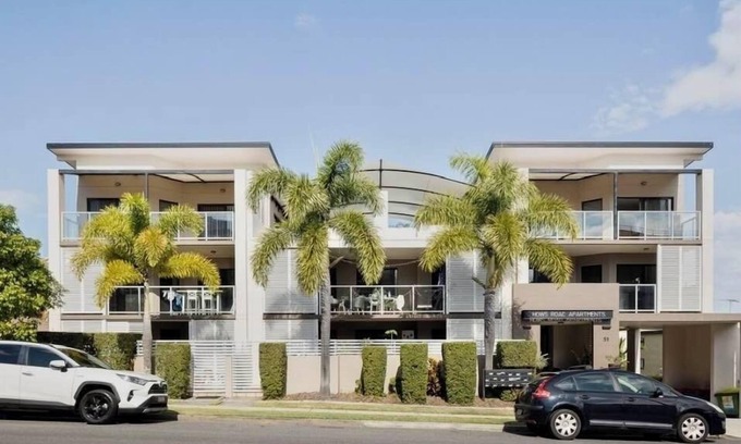 Nundah Apartment | Spacious beachy apartment with leafy outlook.Close to airport, bus, train, shops