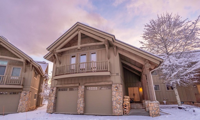 Big Sky Meadow Village House | Spacious Big Sky Townhome-Hot Tub-Fireplace-Mountain Views-15 Mins to Resort