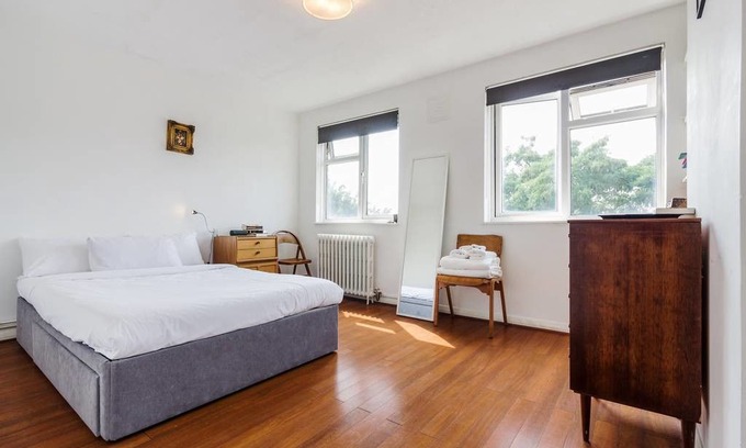Haggerston Apartment | Spacious, Bright 2 Bed apt in East London