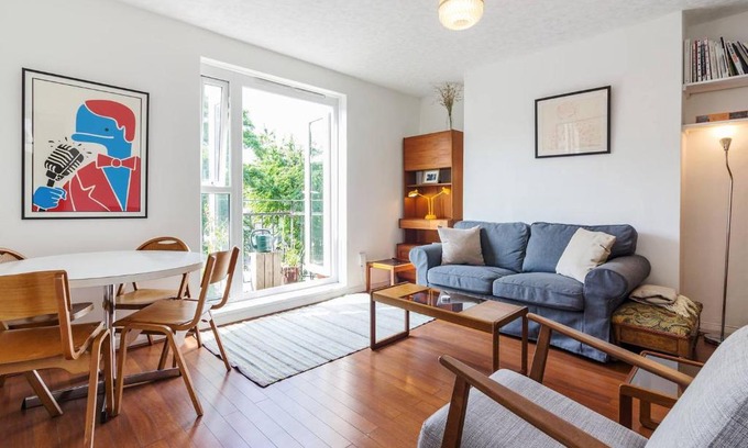 Haggerston Apartment | Spacious, Bright 2 Bed apt in East London