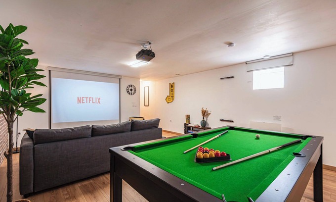 Jamin House | Spacious building - city center - sleeps 15