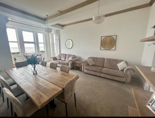 Burnham-on-Sea Apartment | Spacious Burnham-on-Sea flat in the town centre with sea views