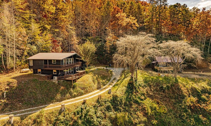 Bryson City Cabin | Spacious Cabins near boating & Nantahala OC with gameroom, hot tubs & fire pits