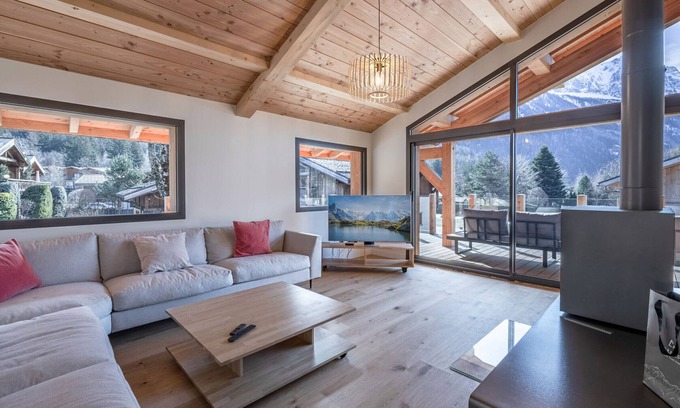 Les Tines Ski Chalet | Spacious chalet in Chamonix with jacuzzi and parking, pets allowed