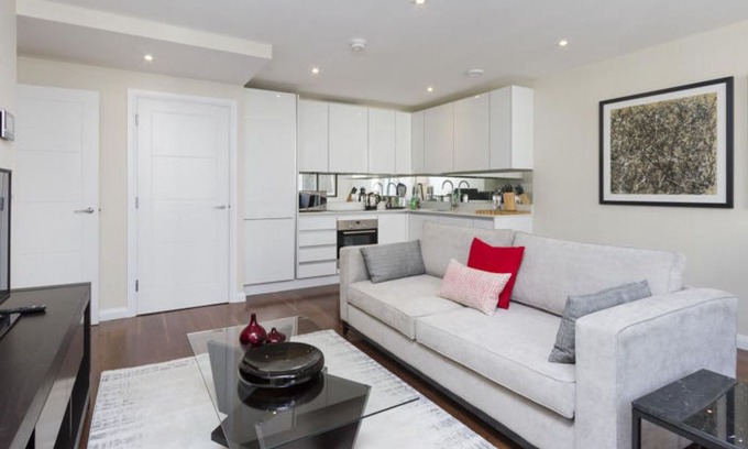 The City of London Apartment | Spacious Chancery Lane 1B apartment in City of London with WiFi & lift.