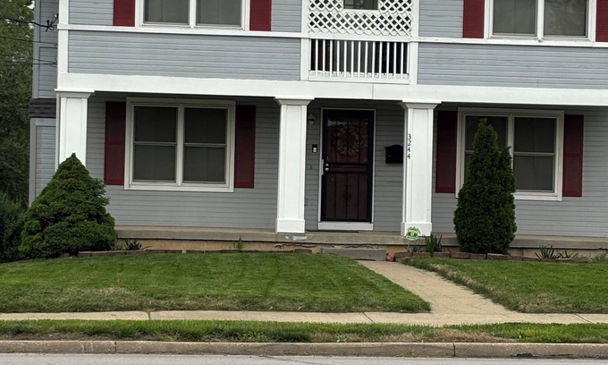 Kansas City House | Spacious Charming Md-twn, 2Sty, 8-10Bd, Deck/Patio, Wi-Fi, Laundry N Heart of KC