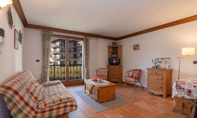 Chamonix City Centre Apartment | Spacious City-Center Apartment with Balcony, Parking, and Wi-Fi in Chamonix