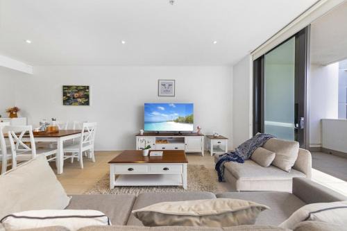 Mascot Apartment | Spacious Condo in Mascot- Doorsteps to Station