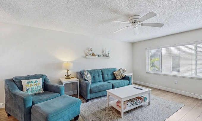 Siesta Key Condo | Spacious condo with work station,WIFI, W/D and full kitchen