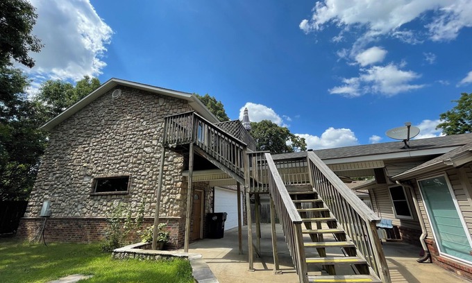 Bentonville House | Spacious Cottage in Rogers. Central: bike trails, restaurants, work, everything!