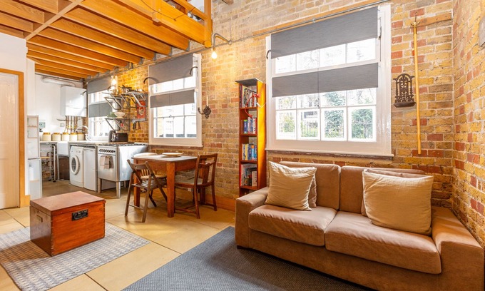 St. Dunstan's House | Spacious Detached House w/Private Courtyard