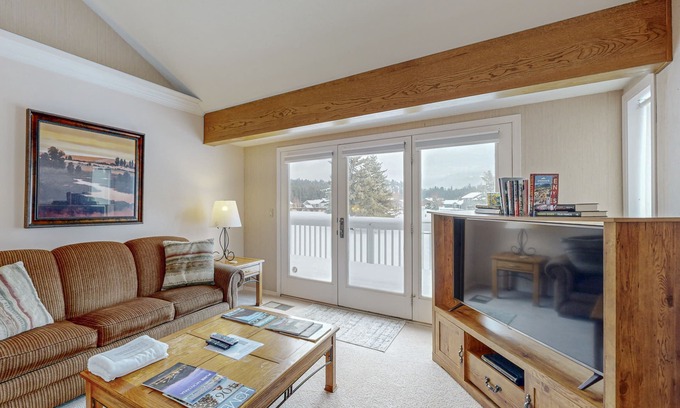 Bigfork House | Spacious Dog-Friendly Condo on the 7th Hole of Eagle Bend Golf Course