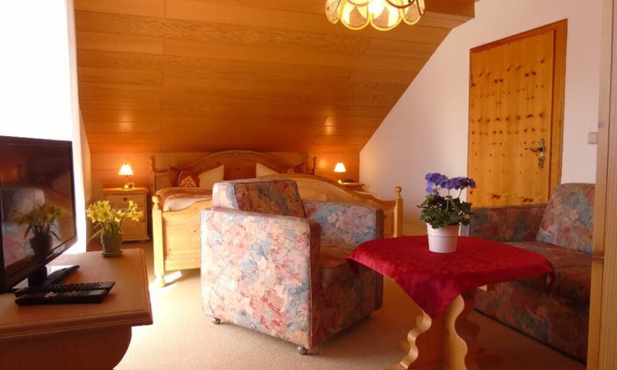 Lohberg Apartment | Spacious double room with south-west facing balcony