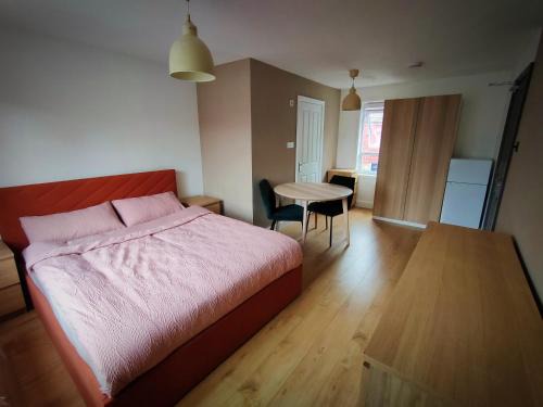 Peterborough Apartment | Spacious En-Suite Rooms & Off-Suite Rooms Near Hospital and Shops