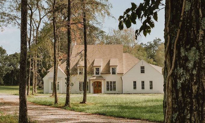 Lebanon House | Spacious English Cottage Nestled in the Nashville Woods