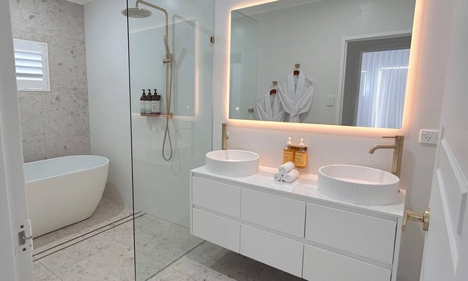 Kewarra Beach House | Spacious Family Retreat with Private Pool& Granny Flat - 5min stroll to beach