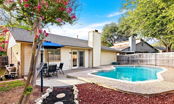 North San Antonio - SAT House | Spacious Family Friendly Pool House Sleeps 10 ppl!