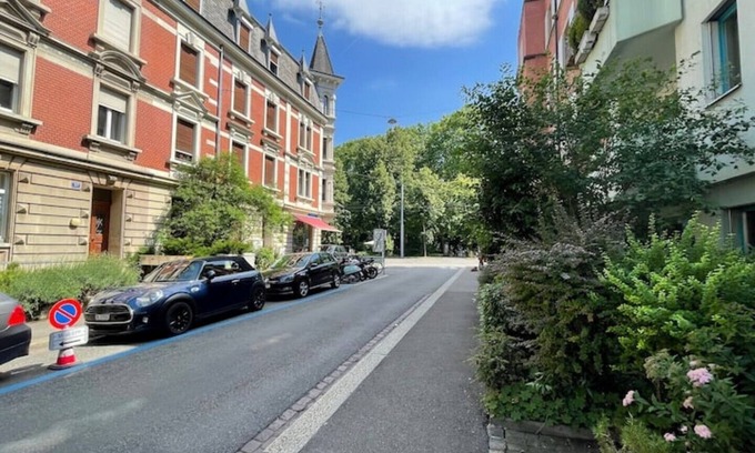 Breite Apartment | Spacious family home & private garden, 150m to Rhine, 8min tram to city center.