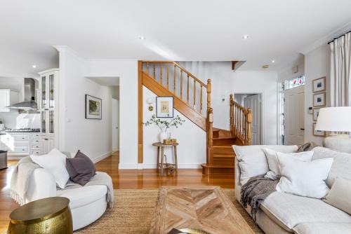 Pascoe Vale South House | Spacious Family Home with Balcony in Pascoe Vale