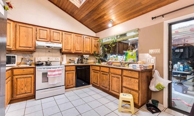 Guildford House | Spacious Family Room with Attached Bathroom