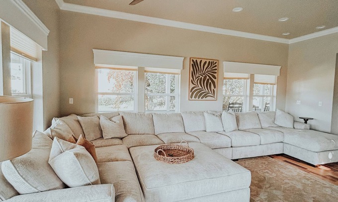 Medford Other | Spacious farmhouse in close proximity to vineyards; great for large groups