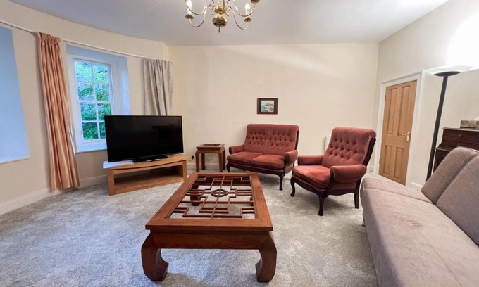 New Town Apartment | Spacious Flat Sleeps 8 near Princes Street