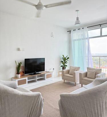 Seksyen 14 Apartment | Spacious Flat with Breakfast Wifi 3 Free Parking at Seksyen 7