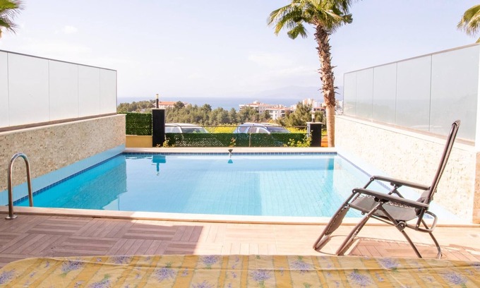Kusadasi City Centre Apartment | Spacious Flat with Pool in Kusadasi