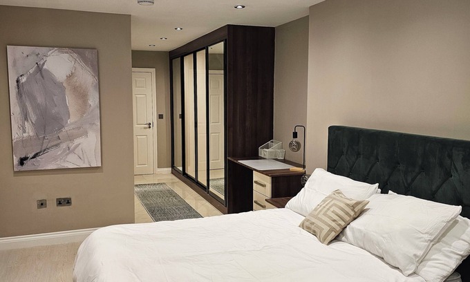 West Kensington Apartment | Spacious Four bedroom & Four bathroom flat in West Kensington.