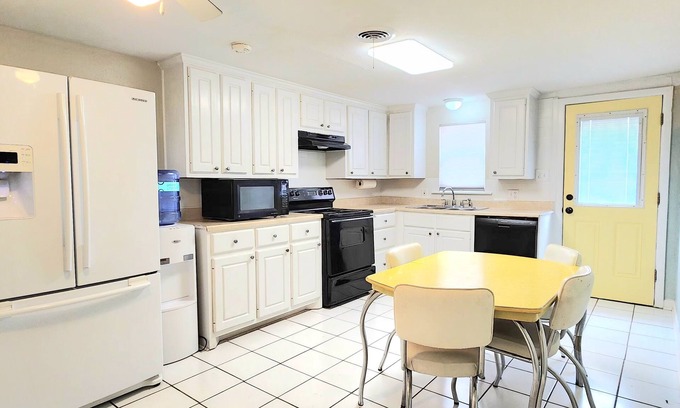 Lubbock House | Spacious four-bedroom, two-bathroom, perfect for work teams, share expenses!