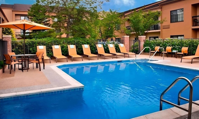 Middletown Hotel | Spacious Good-Value Accommodation! Near Bowen's Wharf, Free Parking, w/Pool