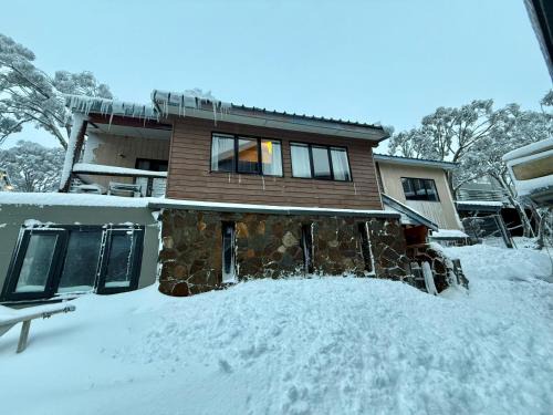 Mount Buller Ski Chalet | Spacious Group Getaway - Fireplace - 75TV - Mega Fast Wi-Fi