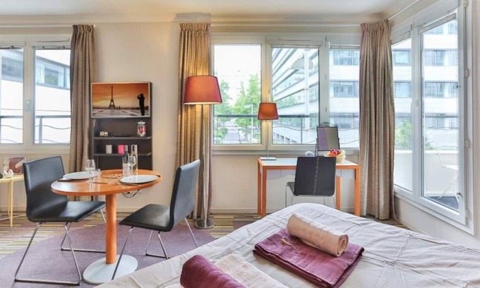 Issy-les-Moulineaux Apartment | Spacious high standing studio near metro + parking