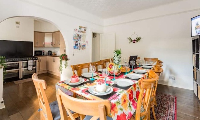 Birkenhead House | *Spacious Hidden Wirral Gem, superb for groups*