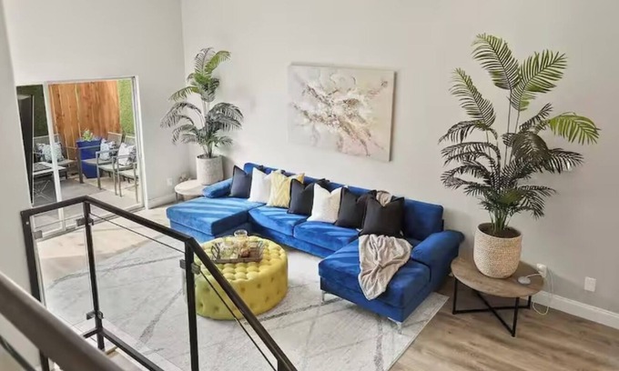 Oak Lawn Condo | Spacious Highland Park Hideaway - 3 Bedroom - Sleeps 9 - Rooftop Deck