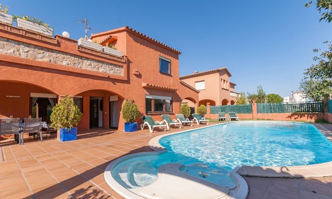 Sant Pere Pescador House | Spacious Holiday Home in Girona with Swimming Pool