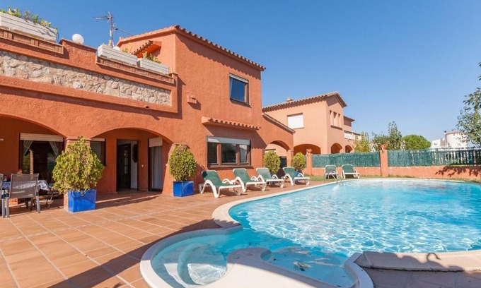 Sant Pere Pescador House | Spacious Holiday Home in Girona with Swimming Pool