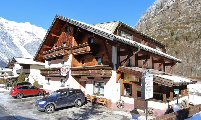 Huben House | Spacious Holiday Home in Tyrol near Ski Area