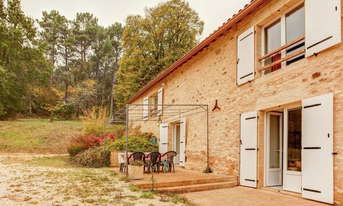 Loubejac House | Spacious Holiday Home with Private Swimming Pool in Loubejac