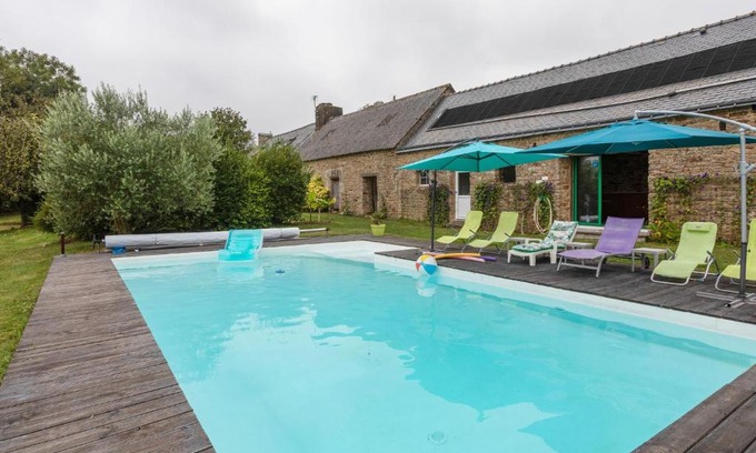 Querrien House | Spacious Holiday Home With Garden in Querrien France