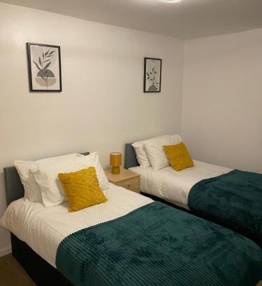 Harlow House | Spacious Home, Garden, in Harlow, Comfy for Contractors & Relocators